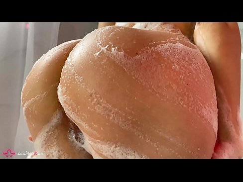 ❤️ Brunetka masturbuje kundičku s vibrátorom až do intenzívneho orgazmu v sprche ❤️ Porno na porno sk.hentai-for.ru ❌❤